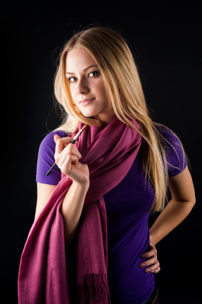 迷人的年轻女子与艺术家的画笔图片下载