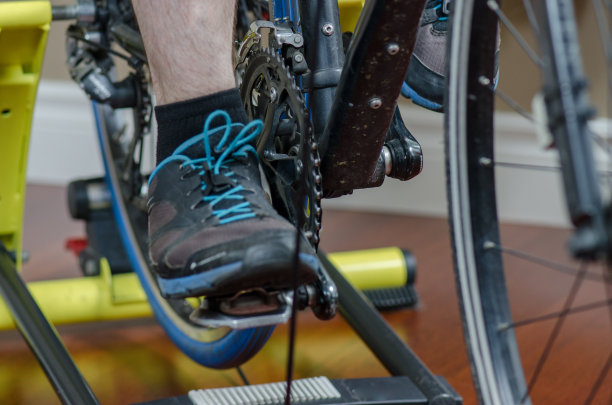 近距离观察在家里训练骑自行车的成熟男子图片下载