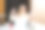 女人戴着耳机，在厨房里用笔记本电脑工作图片下载