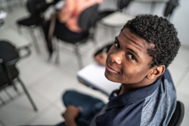 一个学生在教室里的肖像图片下载