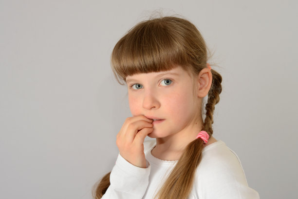 小孩，漂亮可爱的小女孩咬咬咬咬她的指甲概念照片图片下载