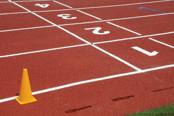 塑料跑道和锥形斗图片下载