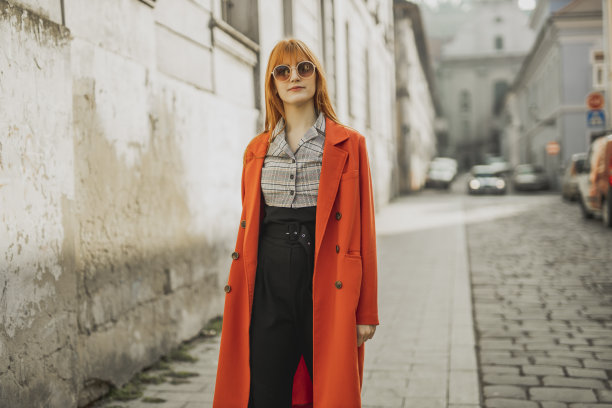 城里一位红发年轻女子的肖像图片下载