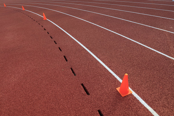 红色的塑胶跑道图片下载