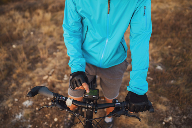 一个不认识的人骑自行车和使用手机导航的高角度视图图片下载