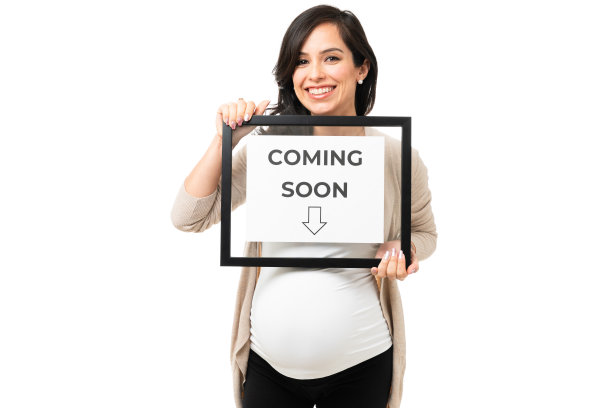 微笑的孕妇为她的孩子的出生而激动图片下载