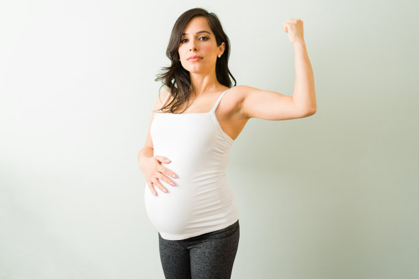 一个白人孕妇展示她强壮的手臂图片下载
