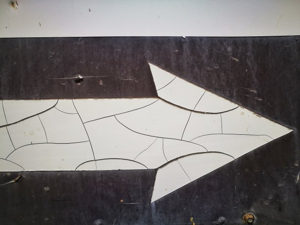 在黑色背景上的白色箭头符号上的裂纹图片下载