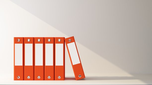 一排红色的办公室文件夹和一束光图片下载