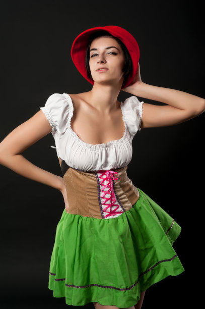 戴着红帽子的德式漂亮女孩图片下载