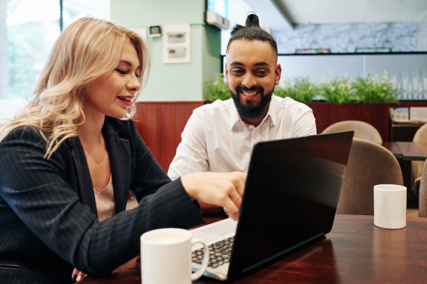 企业家在咖啡馆会面图片下载