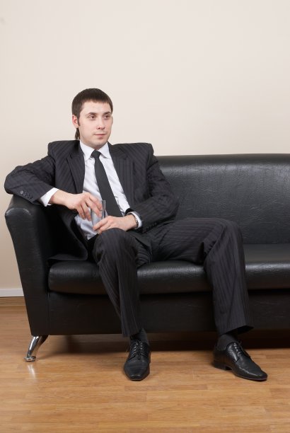 一个商人坐在沙发上的肖像图片下载