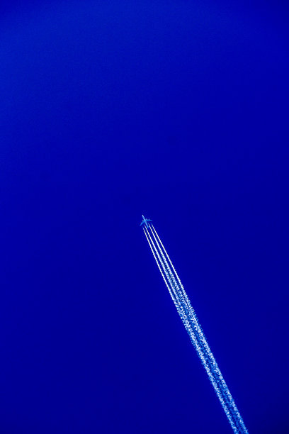 一架飞机飞过天空并在天空中留下痕迹。图片下载