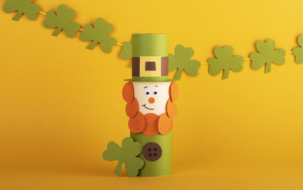 用手工纸做的小妖精，背景是绿色的四叶草图片下载