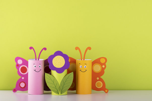 可爱的厕纸蝴蝶。春天的背景图片下载