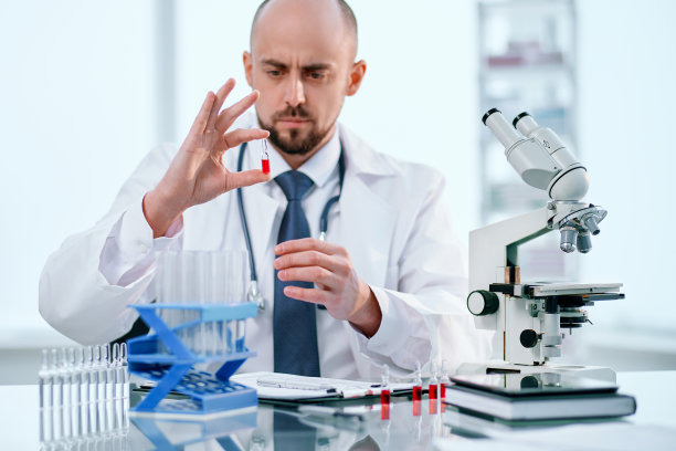 特写镜头。坐在医学实验室桌子旁的研究员图片下载
