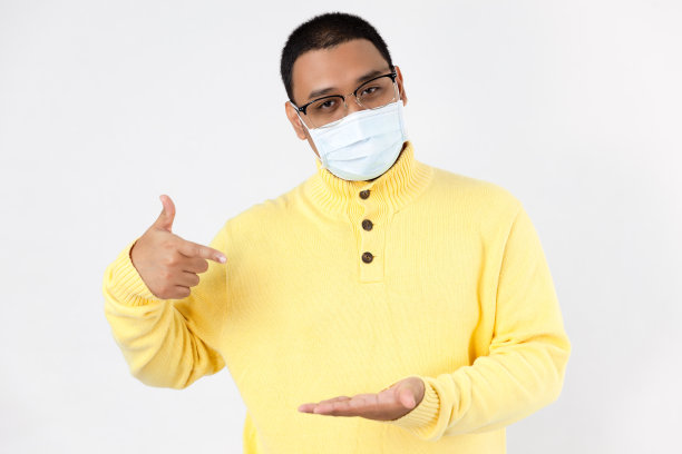 在白色背景上戴着防护面具的亚洲人图片下载
