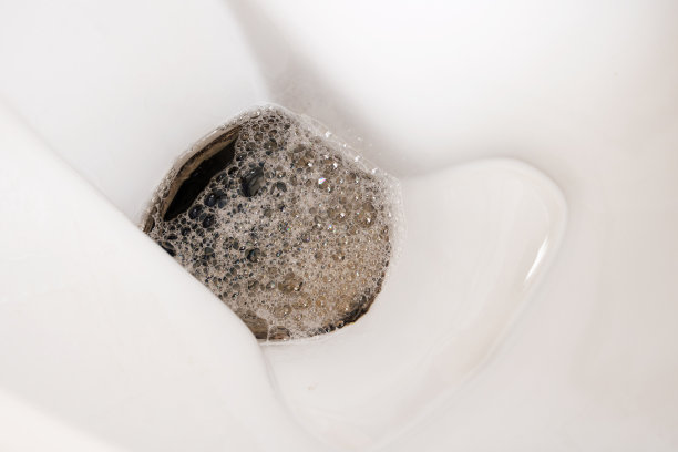 白色的马桶和水泡沫图片下载