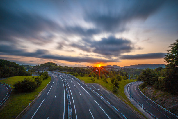公路上长时间曝光照片中的最后一缕阳光图片下载
