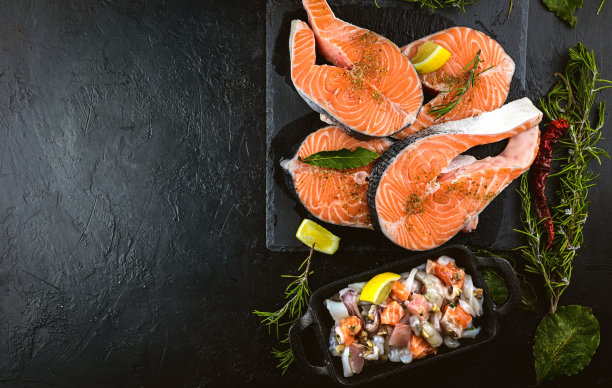 烹饪田园背景与鲑鱼排和海鲜图片下载