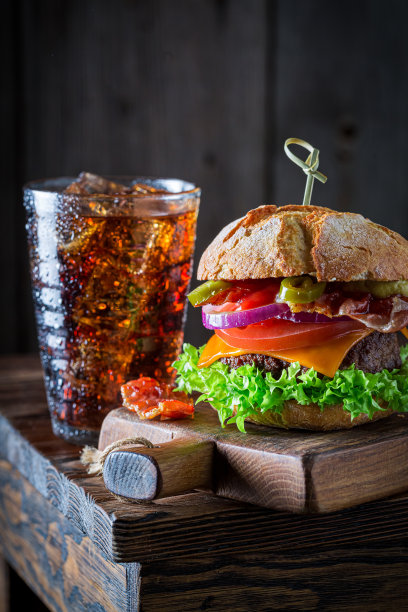 自制三明治配冷饮。美国菜。图片下载