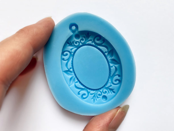 用高聚物粘土在白色背景上制作女性手孤立模型。创造力和爱好。DIY产品。图片下载