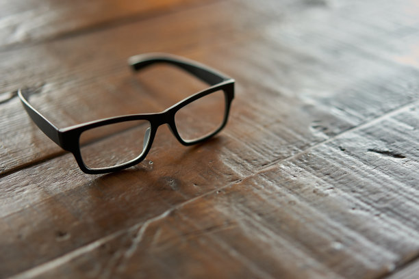 玻璃杯放在一张木桌上图片下载