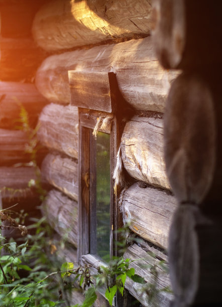 老木窗口。旧木屋墙上的小窗户。图片下载