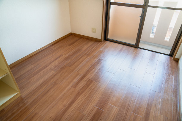 一幅空荡荡的房间的画。图片下载