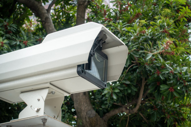 一张安装在户外的监控摄像头的照片。监视社会的形象。图片下载