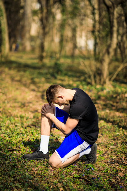 在城市公园训练时脚踝受伤的跑步者图片下载