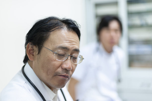 由于Covid-19，医生和医护人员非常疲惫图片下载