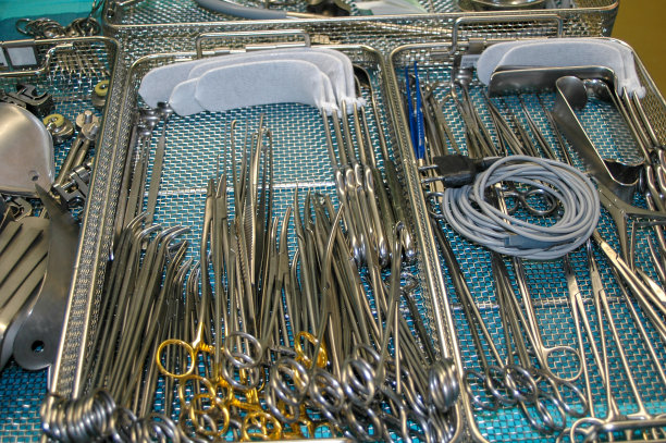 准备手术用的医用刀叉图片下载