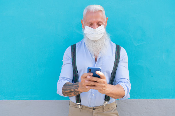 戴面具的老人图片下载