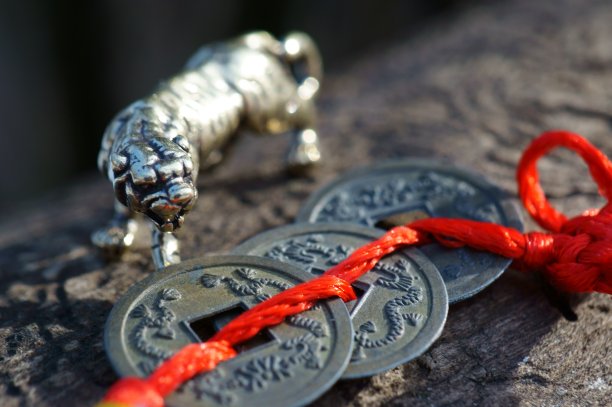 金属老虎雕像特写。图片下载