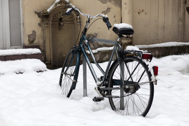 冬天，大楼旁边的自行车停车场里有一辆被雪覆盖的自行车图片下载