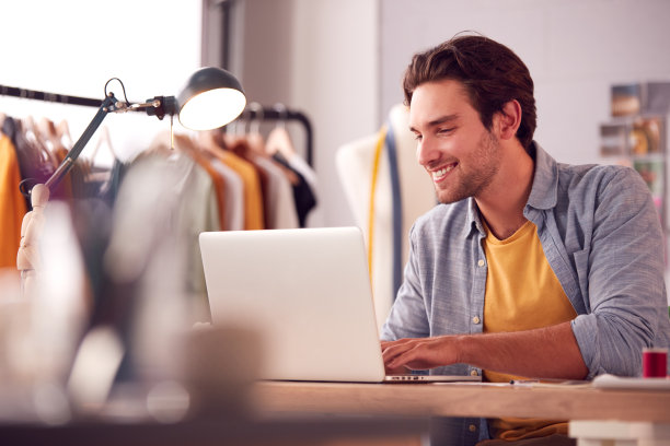 男学生或企业主在时尚工作使用笔记本电脑在工作室图片下载