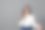 一位迷人的女会议发言人在演讲时，手持麦克风，做一些手势图片下载