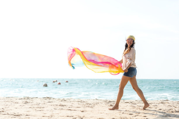 暑假。生活方式女人散步和跳跃放松快乐的海滩热带户外在夏天的一天。图片下载