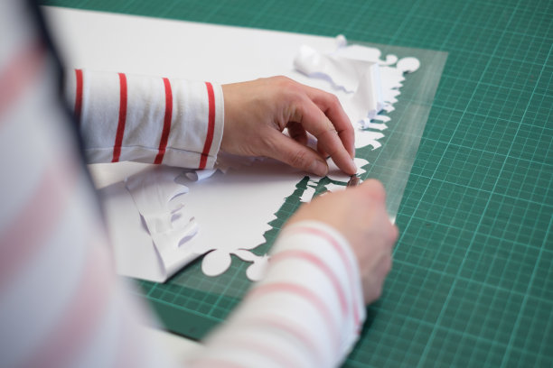 在一个设计工作室里，有图案的贴纸被清除掉了图片下载