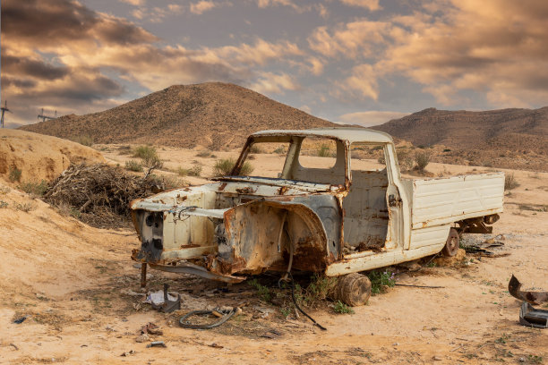 废弃的汽车是北非的沙漠图片下载
