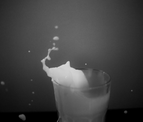 杯子里的牛奶图片下载