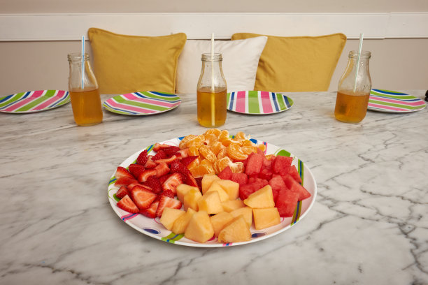 彩色的有机和健康的水果坐在大理石桌子上准备一个儿童午餐，以健康和快乐的生活方式图片下载
