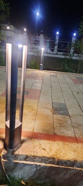 花园里铺着瓷砖的小路上的路灯图片下载