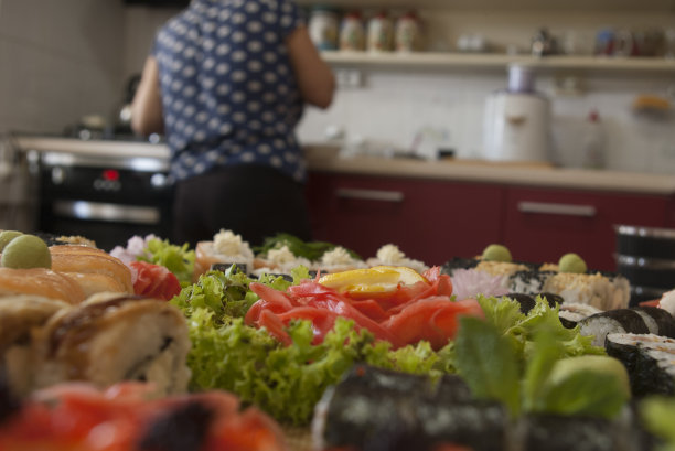 在厨房里做饭的女人图片下载