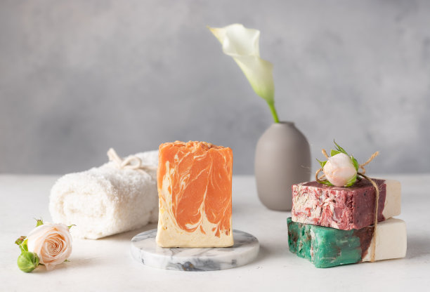 健康和水疗组成手工香皂，毛巾，鲜花图片下载