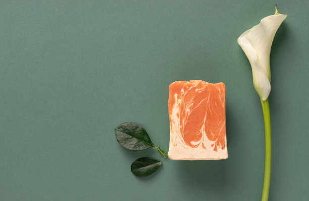 Diy草本肥皂与精油在绿色的背景图片下载