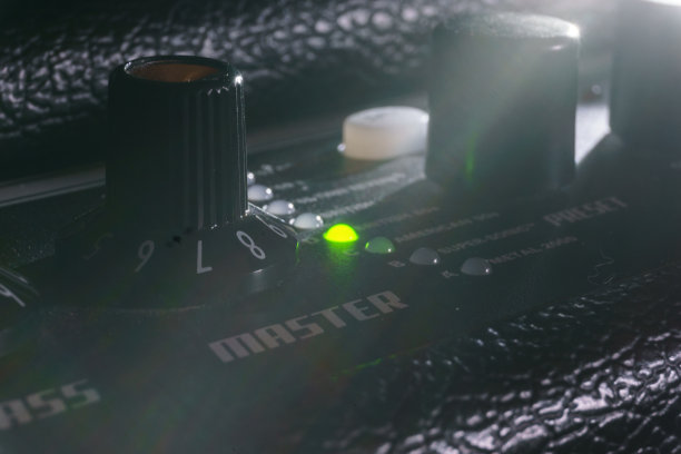 细节电吉他放大器与绿色灯图片下载