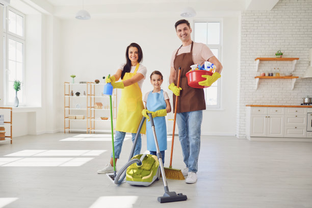 快乐的家庭打扫房间。图片下载