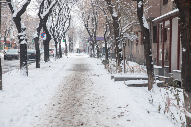 冬天的雪路图片下载